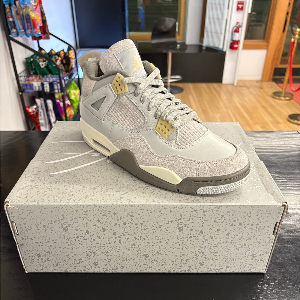 Jordan 4 Retro SE Craft 'Photon Dust'